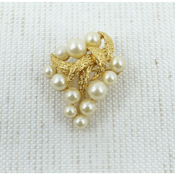 Trifari Brooch Coral Tentacles Gold Tone Faux Pearl Under The Sea Signed - Picture 1 of 13